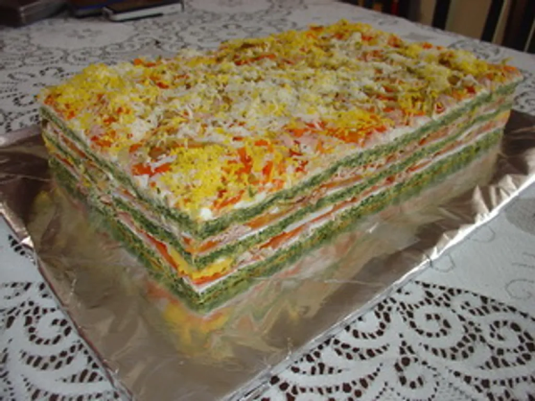 Šarena slana torta — cela torta